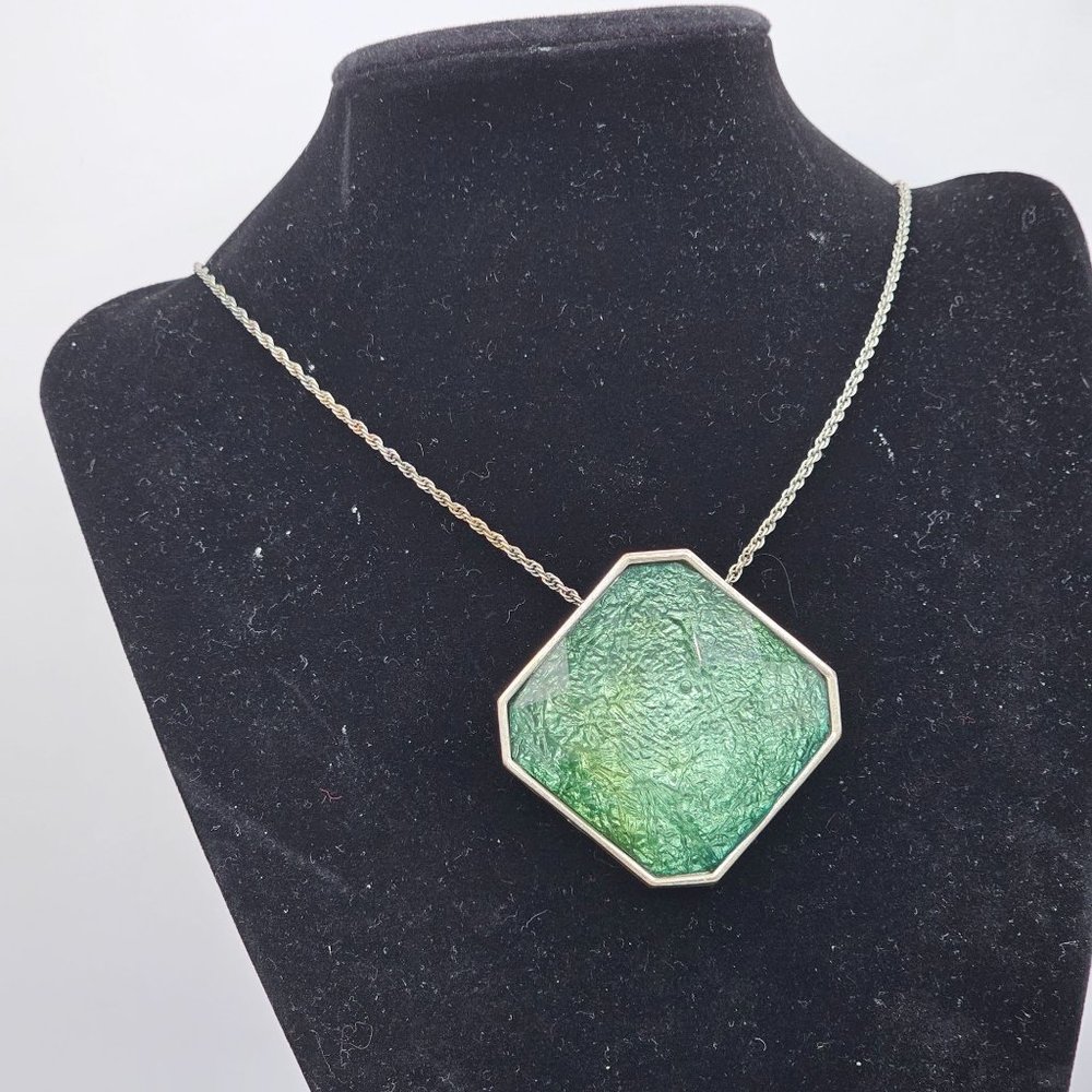 (135) Neat Green Resin Pendant Silver-tone Necklace